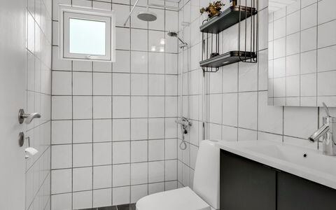 Barba - 2Km from the Sea: Badkamer, Loodgieterswerkinrichting, Muur, Flooring, Interieur Ontwerp, Wc Bril, Toilet, Verdieping, Wastafel, Loodgieter