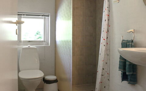 Gerarda - 4Km from the Sea: Badkamer, Wc Bril, Loodgieterswerkinrichting, Toilet, Muur, Flooring, Verdieping, Interieur Ontwerp, Wastafel In De Badkamer, Wastafel