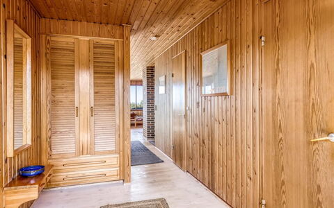 Frender - 150M from the Sea: Hout, Huis, Veranda, Dek, Hardwood, Dak, Beits, Houten Vloer, Eco Hotel
