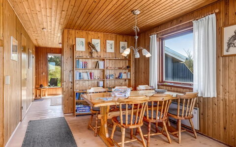 Frender - 150M from the Sea: Hout, Huis, Veranda, Dek, Hardwood, Dak, Beits, Houten Vloer, Eco Hotel
