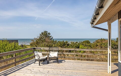 Frender - 150M from the Sea: Hout, Huis, Veranda, Dek, Hardwood, Dak, Beits, Houten Vloer, Eco Hotel