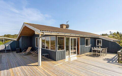 Frender - 150M from the Sea: Hout, Huis, Veranda, Dek, Hardwood, Dak, Beits, Houten Vloer, Eco Hotel