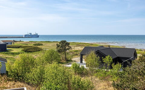 Frender - 150M from the Sea: Hout, Huis, Veranda, Dek, Hardwood, Dak, Beits, Houten Vloer, Eco Hotel