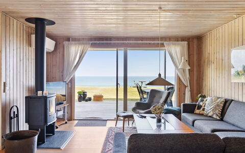 Gjoko - 40M from the Sea: Meubilair, Hout, Verdieping, Flooring, Interieur Ontwerp, Woonkamer, Houten Vloer, Plafond, Kamer, Stoel