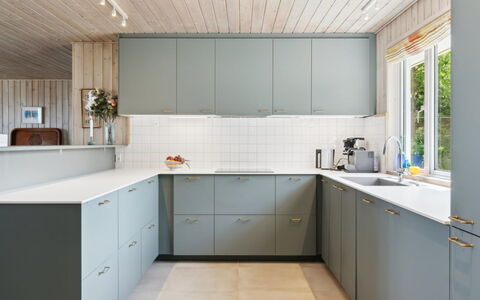 Gjoko - 40M from the Sea: Flooring, Hout, Keuken, Cabinetry, Interieur Ontwerp, Verdieping, Toestel Van De Keuken, Countertop, Kast, Huis