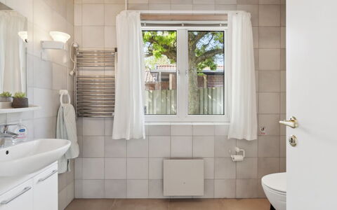 Gjoko - 40M from the Sea: Flooring, Loodgieterswerkinrichting, Badkamer, Interieur Ontwerp, Verdieping, Wastafel, Kraan, Loodgieter, Toilet, Wastafel In De Badkamer