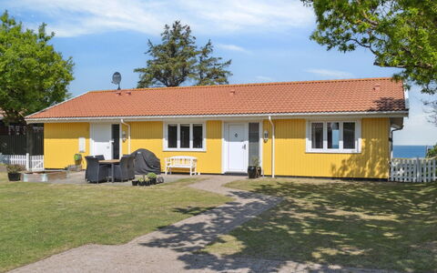 Gjoko - 40M from the Sea: Gebouw, Venster, Huis, Dak, Huis, Woongebied, Verblijf, Schaduw, Landgoed, Gazon