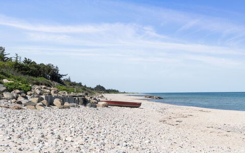 Gjoko - 40M from the Sea: Meubilair, Buitenmeubels, Tableware, Tafel, Drinkware, Stoel, Buitentafel, Voedsel, Fles