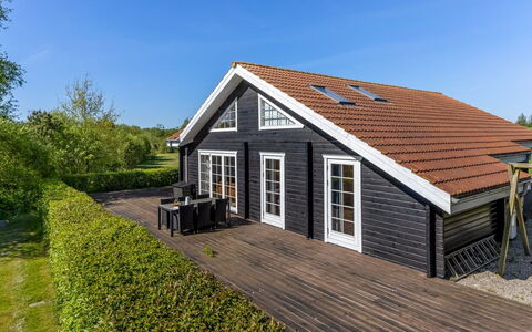Zişan - 1.1Km from the Sea: Gebouw, Huis, Venster, Huis, Dak, Woongebied, Struik, Verblijf, Land Lot