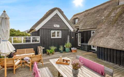 Christensen - 100M from the Sea: Dak, Hout, Huis, Huis, Verblijf, Architectuur, Deur, Siding, Thatching, Landgoed