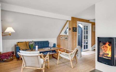 Christensen - 100M from the Sea: Meubilair, Flooring, Hout, Interieur Ontwerp, Stoel, Verdieping, Woonkamer, Verlichting, Kamer, Houten Vloer