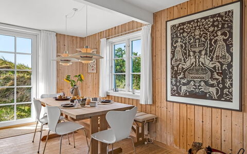 Christensen - 100M from the Sea: Meubilair, Flooring, Interieur Ontwerp, Verdieping, Hout, Houten Vloer, Eetkamer, Plafond, Tafel, Keuken En Eettafel
