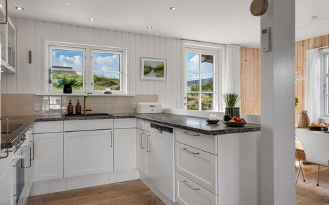 Christensen - 100M from the Sea: Keuken, Countertop, Flooring, Interieur Ontwerp, Toestel Van De Keuken, Cabinetry, Meubilair, Hout, Major Appliance, Verdieping