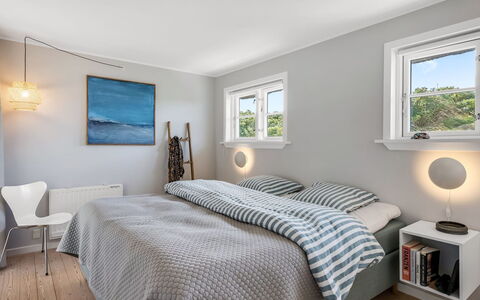 Christensen - 100M from the Sea: Bed, Interieur Ontwerp, Slaapkamer, Meubilair, Plafond, Bedding, Laken, Hout, Flooring, Verdieping