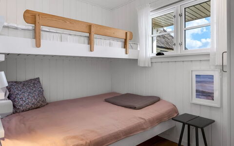 Christensen - 100M from the Sea: Slaapkamer, Hout, Bed, Verdieping, Flooring, Interieur Ontwerp, Stapelbed, Laken, Bedding, Bed Frame