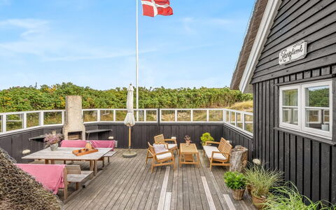 Christensen - 100M from the Sea: Hout, Architectuur, Huis, Veranda, Dek, Hardwood, Plank, Verblijf, Trap, Schaduw