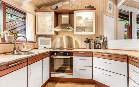 Leevi - 150M from the Sea: Keuken, Interieur Ontwerp, Countertop, Hout, Flooring, Cabinetry, Toestel Van De Keuken, Meubilair, Plafond, Verdieping