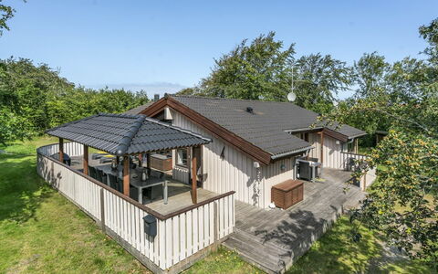 Leevi - 150M from the Sea: Hout, Dak, Huis, Huis, Verblijf, Veranda, Dek, Landgoed, Schaduw, Siding