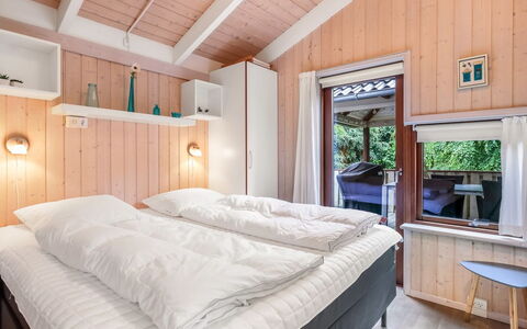 Leevi - 150M from the Sea: Hout, Huis, Deur, Verblijf, Blokhut, Slaapkamer, Hardwood, Beits, Bed, Plank