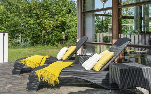 Leevi - 150M from the Sea: Buitenmeubels, Meubilair, Stoel, Wicker, Ligstoel, Schaduw, Tuin, Patio, Chaise Longue, Armleuning