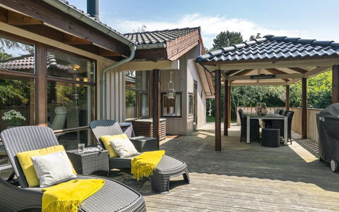 Leevi - 150M from the Sea: Zwembad, Buitenmeubels, Meubilair, Toevlucht, Flagstone, Eco Hotel, Schaduw, Stoel, Vrije Tijd, Landgoed