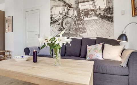 Fria - 500M from the Sea: Meubilair, Interieur Ontwerp, Flooring, Verdieping, Muur, Bankstel, Hout, Tafel, Kamer, Woonkamer