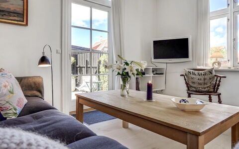 Fria - 500M from the Sea: Meubilair, Interieur Ontwerp, Flooring, Verdieping, Bankstel, Woonkamer, Tafel, Kamer, Plafond, Appartement