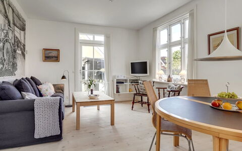 Fria - 500M from the Sea: Meubilair, Flooring, Interieur Ontwerp, Verdieping, Hout, Plafond, Woonkamer, Stoel, Tafel, Houten Vloer