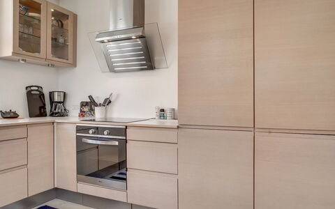 Fria - 500M from the Sea: Cabinetry, Meubilair, Keuken, Toestel Van De Keuken, Flooring, Countertop, Hout, Interieur Ontwerp, Major Appliance, Huishoudapparatuur