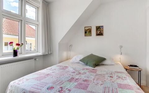 Fria - 500M from the Sea: Bed, Interieur Ontwerp, Slaapkamer, Muur, Hout, Flooring, Verdieping, Laken, Bedding, Plafond