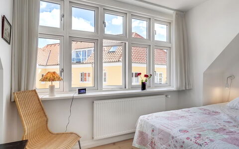 Fria - 500M from the Sea: Interieur Ontwerp, Hout, Slaapkamer, Bed, Verdieping, Flooring, Plafond, Kamer, Appartement, Bedding