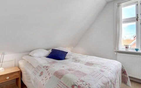 Fria - 500M from the Sea: Slaapkamer, Bed, Hout, Laken, Interieur Ontwerp, Verdieping, Bedding, Flooring, Linens, Plafond