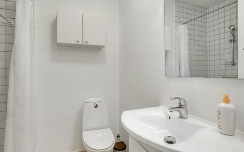 Fria - 500M from the Sea: Badkamer, Loodgieterswerkinrichting, Wc Bril, Wastafel In De Badkamer, Muur, Toilet, Wastafel, Interieur Ontwerp, Flooring, Verdieping