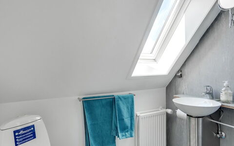 Fria - 500M from the Sea: Loodgieterswerkinrichting, Flooring, Verdieping, Wastafel, Kraan, Badkamer, Loodgieter, Interieur Ontwerp, Plafond, Wastafel In De Badkamer