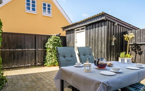 Fria - 500M from the Sea: Meubilair, Huis, Deur, Buitenmeubels, Verblijf, Stoel, Bloempot, Tuin, Werf, Schaduw