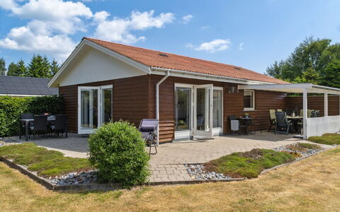 Onni - 1Km from the Sea: Huis, Huis, Deur, Dak, Verblijf, Landgoed, Tuin, Schaduw, Siding, Werf