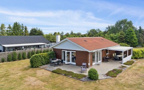Onni - 1Km from the Sea: Huis, Huis, Deur, Dak, Verblijf, Landgoed, Tuin, Schaduw, Siding, Werf