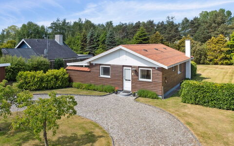 Onni - 1Km from the Sea: Huis, Huis, Deur, Dak, Verblijf, Landgoed, Tuin, Schaduw, Siding, Werf