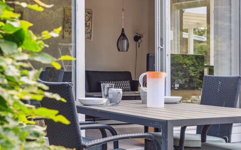 Onni - 1Km from the Sea: Huis, Huis, Deur, Dak, Verblijf, Landgoed, Tuin, Schaduw, Siding, Werf