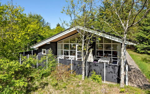 Elena - 800M to the Fjord: Gebouw, Huis, Venster, Huis, Dak, Woongebied, Struik, Verblijf, Land Lot