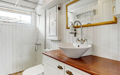 Katri - 500M from the Sea: Loodgieterswerkinrichting, Interieur Ontwerp, Kraan, Loodgieter, Badkamer, Wastafel, Wastafel In De Badkamer, Plafond, Kamer, Badkamerkast