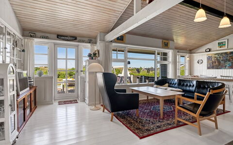 Katri - 500M from the Sea: Interieur Ontwerp, Flooring, Hout, Meubilair, Verdieping, Plafond, Houten Vloer, Huis, Deur, Woonkamer