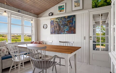 Katri - 500M from the Sea: Meubilair, Interieur Ontwerp, Hout, Flooring, Tafel, Verdieping, Plafond, Eetkamer, Huis, Stoel