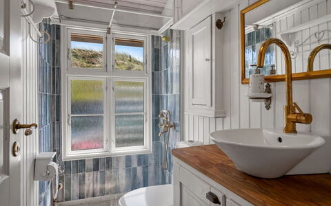 Katri - 500M from the Sea: Interieur Ontwerp, Loodgieterswerkinrichting, Kraan, Lichte Inrichting, Loodgieter, Beits, Gieten, Badkamer, Wastafel, Tegel