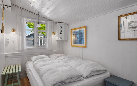 Katri - 500M from the Sea: Hout, Huis, Deur, Slaapkamer, Ontwerp, Verf, Hardwood, Bed, Plank, Bedding