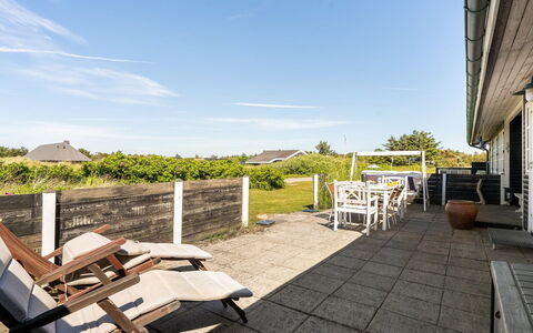 Katri - 500M from the Sea: Lucht, Huis, Land Lot, Dak, Buitenmeubels, Schaduw, Landgoed, Verblijf, Buitentafel, Stoel