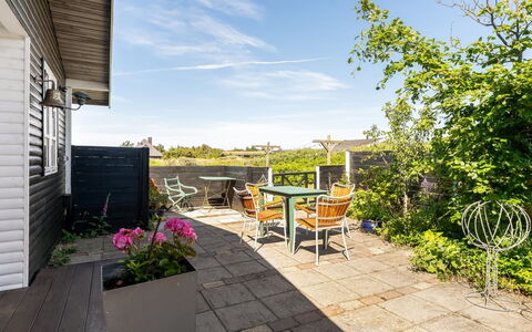 Katri - 500M from the Sea: Meubilair, Stoel, Buitenmeubels, Bloempot, Buitentafel, Schaduw, Tuin, Kamerplant, Patio
