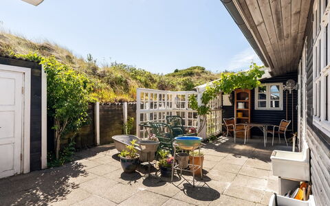 Katri - 500M from the Sea: Deur, Huis, Bloempot, Verblijf, Kamerplant, Werf, Tuin, Binnenplaats, Buitenmeubels, Stoel