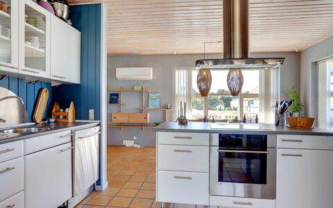 Ljubinko - 50M from the Sea: Hout, Huis, Samengesteld Materiaal, Deur, Verblijf, Schaduw, Siding, Hardwood, Beits