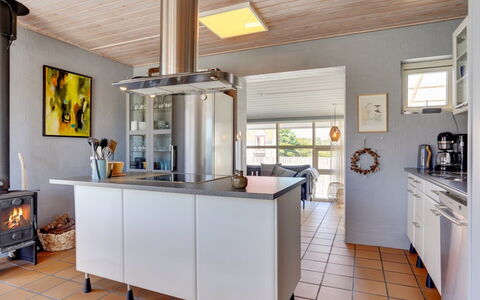 Ljubinko - 50M from the Sea: Hout, Huis, Samengesteld Materiaal, Deur, Verblijf, Schaduw, Siding, Hardwood, Beits